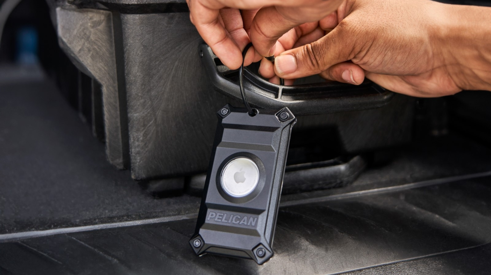 Pelican Protector Luggage Airtag